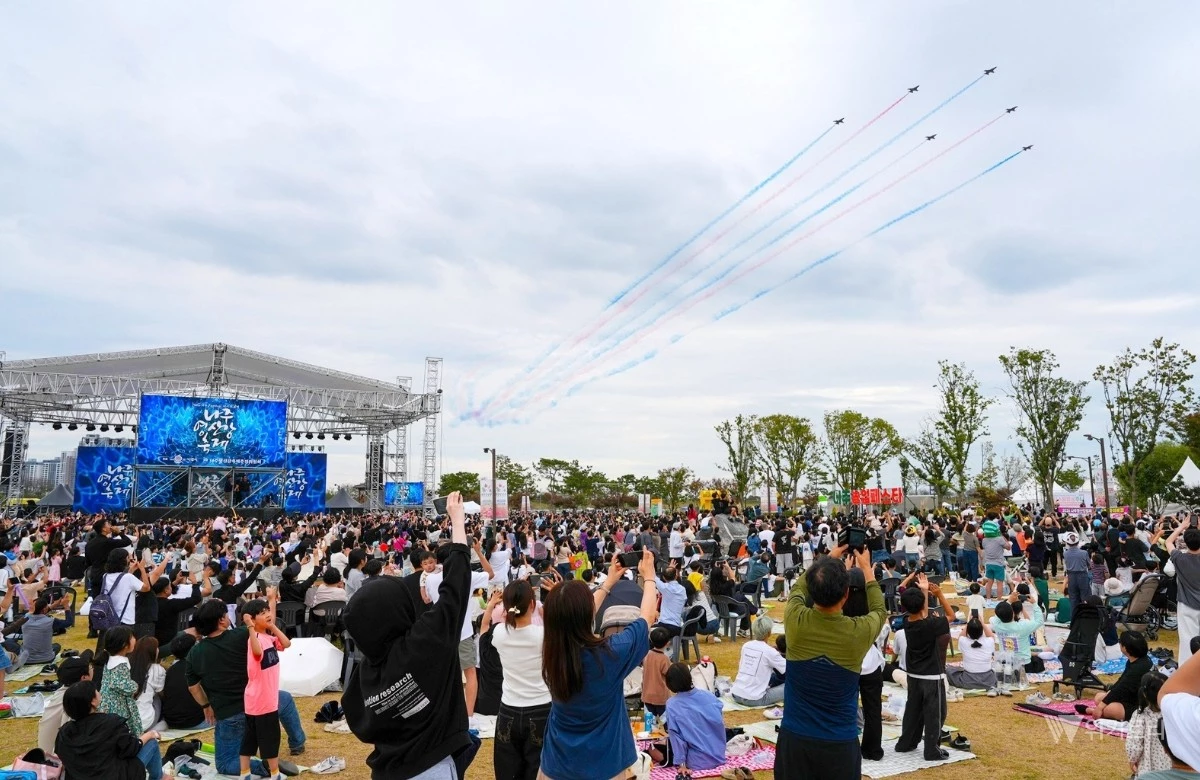 축제 폐막일인 지난 11일 대한민국 공군 특수비행팀 블랙이글스가 축제 성공을 기원하며 영산강 하늘을 가로지르며 에어쇼를 선보였다. / 노해섭 기자