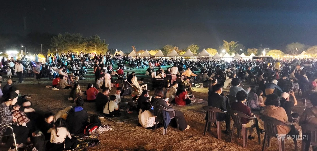 ‘2026 나주영산강축제’가 열리고 있는 영산강정원을 방문한 시민과 관광객들이 여유로운 가을을 만끽하고 있다. / 노해섭 기자