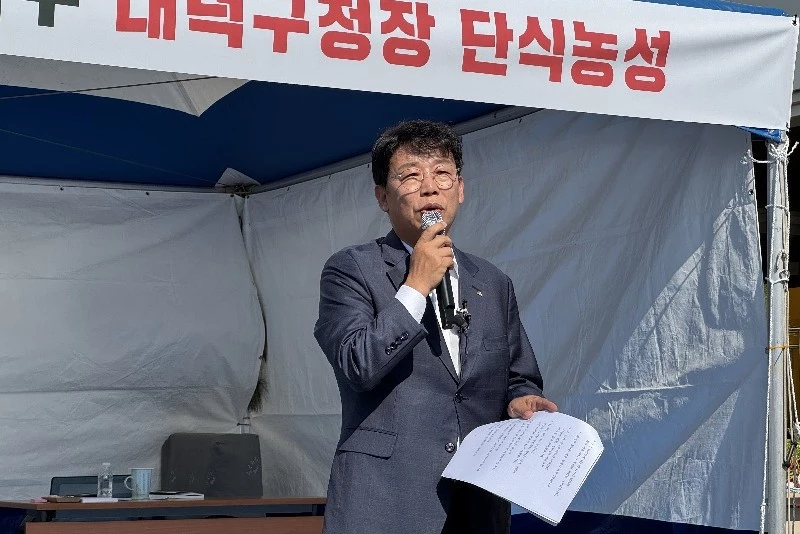 김찬술 대덕구청장이 12일 대덕구청사 정문 앞에서 대덕구의회 정상화를 촉구하는 대구민 호소문을 발표하고 있다./사진=김지연 기자