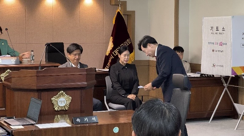국민의힘 전석광 대덕구의원이 12일 열린 제296회 대덕구의회 임시회 제3차 본회의에서 의장 선출을 위한 투표를 하고 있다./사진=김지연 기자