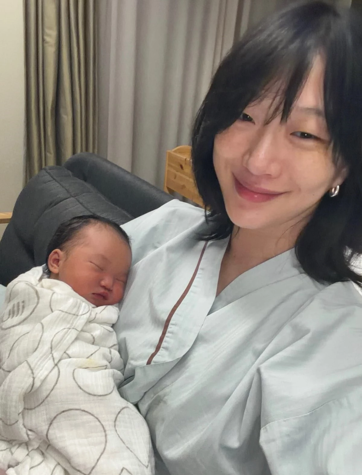모델 최소라가 아이를 안고 사진을 찍고 있다 / 최소라 인스타그램