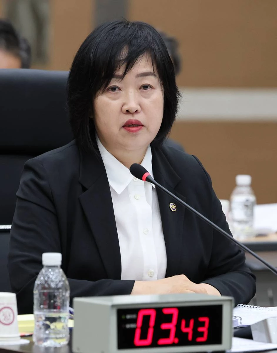 홍소영 병무청장이 12일 정부대전청사 병무청에서 열린 국회 국방위원회 국정감사에 출석해 의원들의 질의에 답변하고 있다 / 뉴스1