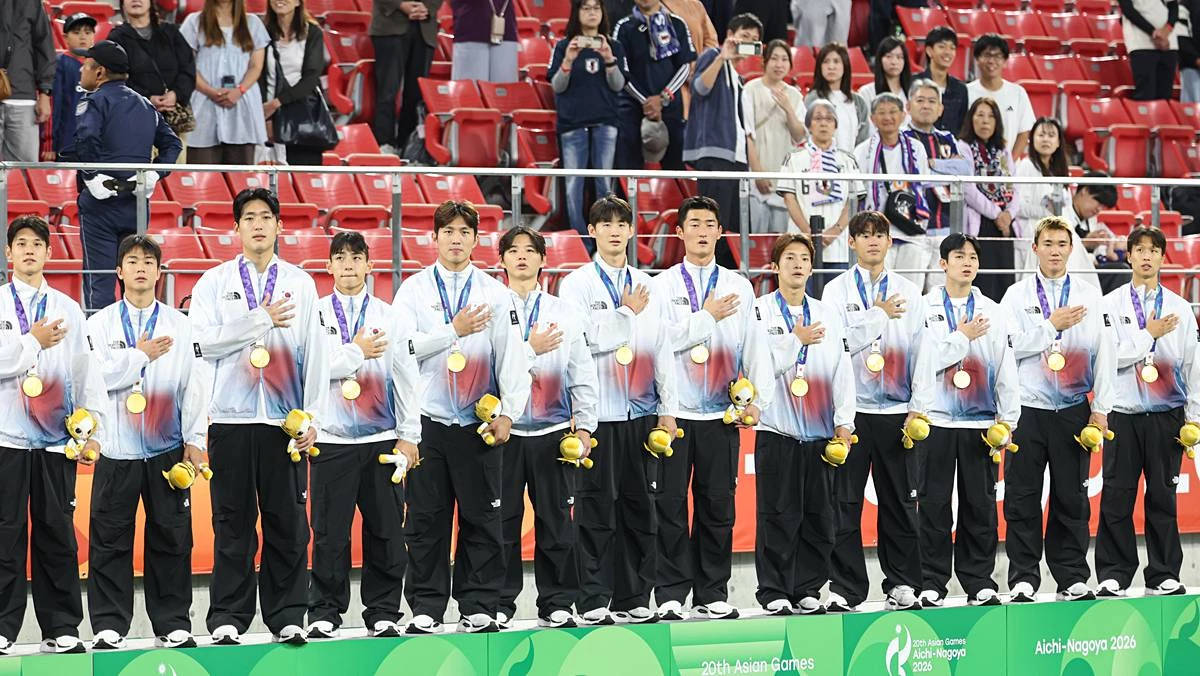 대한민국 아시안게임 축구대표팀 선수들이 3일 일본 아이치현 도요타 스타디움에서 열린 2026 아이치·나고야 아시안게임 축구 결승전 시상식에서 금메달을 목에 걸고 애국가를 제창하고 있다 / 뉴스1
