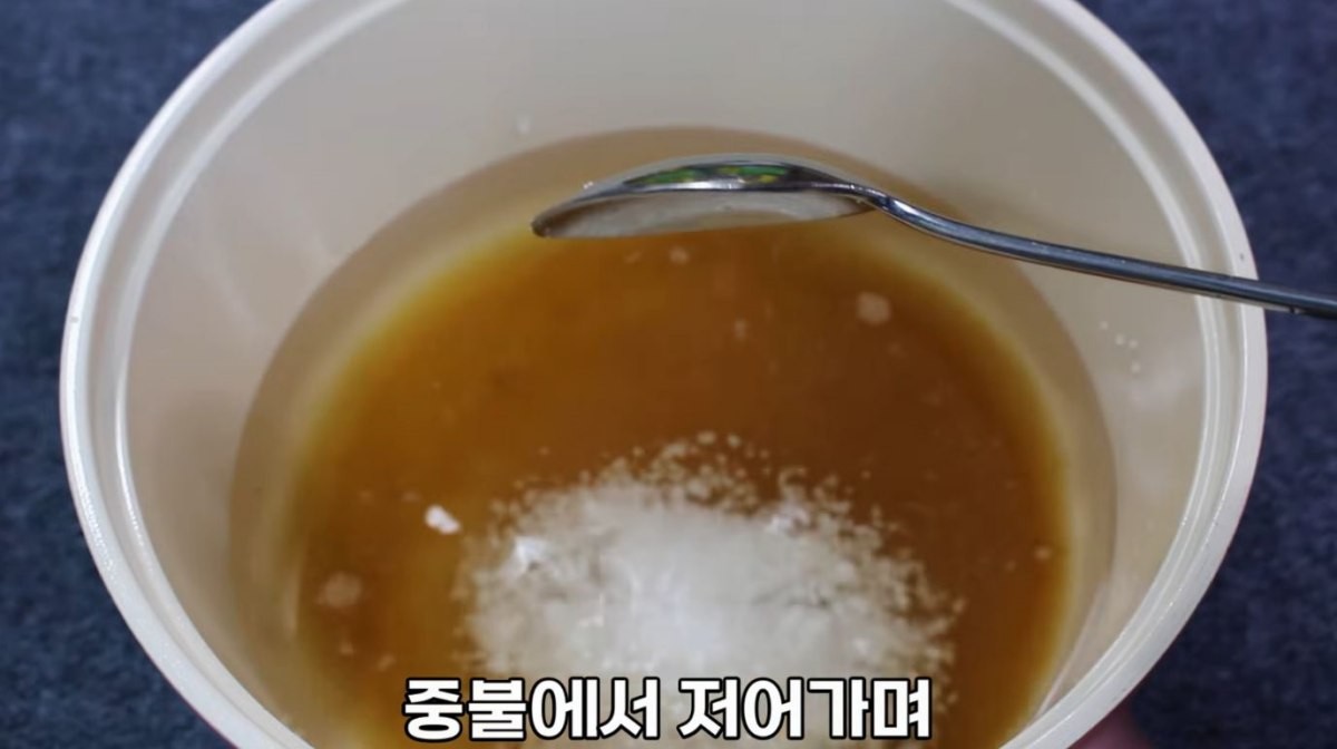 물과 식초, 설탕, 소금 등을 넣고 끓이는 모습. / 유튜브 '집밥 korean home cooking'