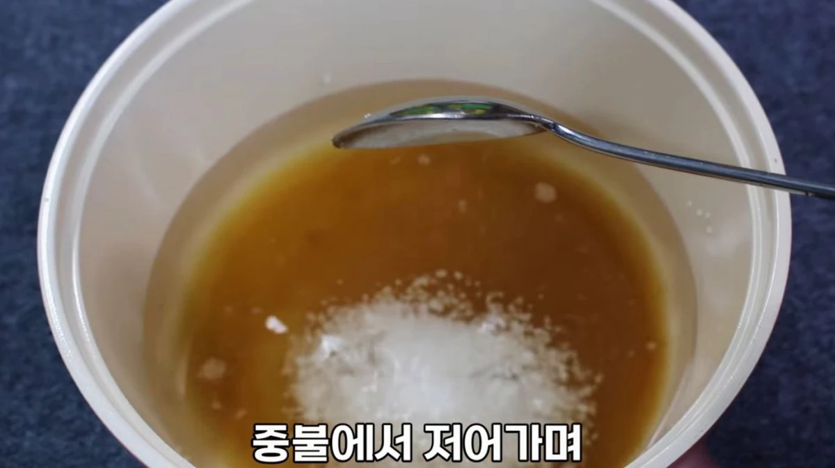 물과 식초, 설탕, 소금 등을 넣고 끓이는 모습. / 유튜브 '집밥 korean home cooking'