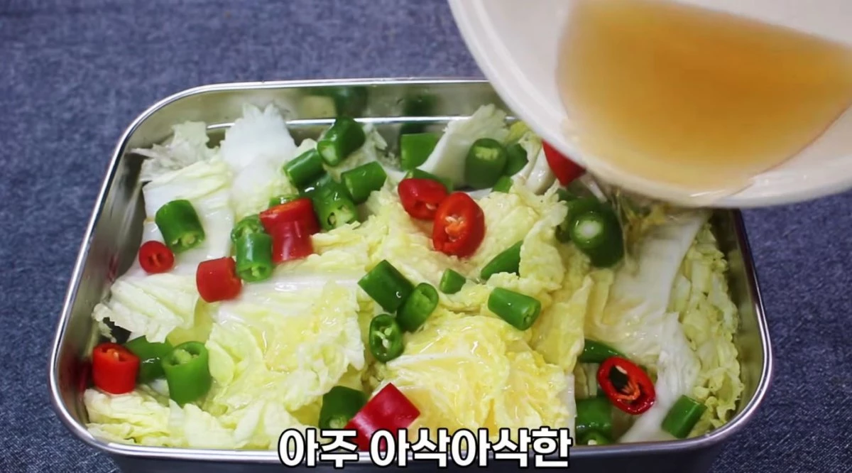썰어둔 알배추에 절임물을 넣는 모습. / 유튜브 '집밥 korean home cooking'