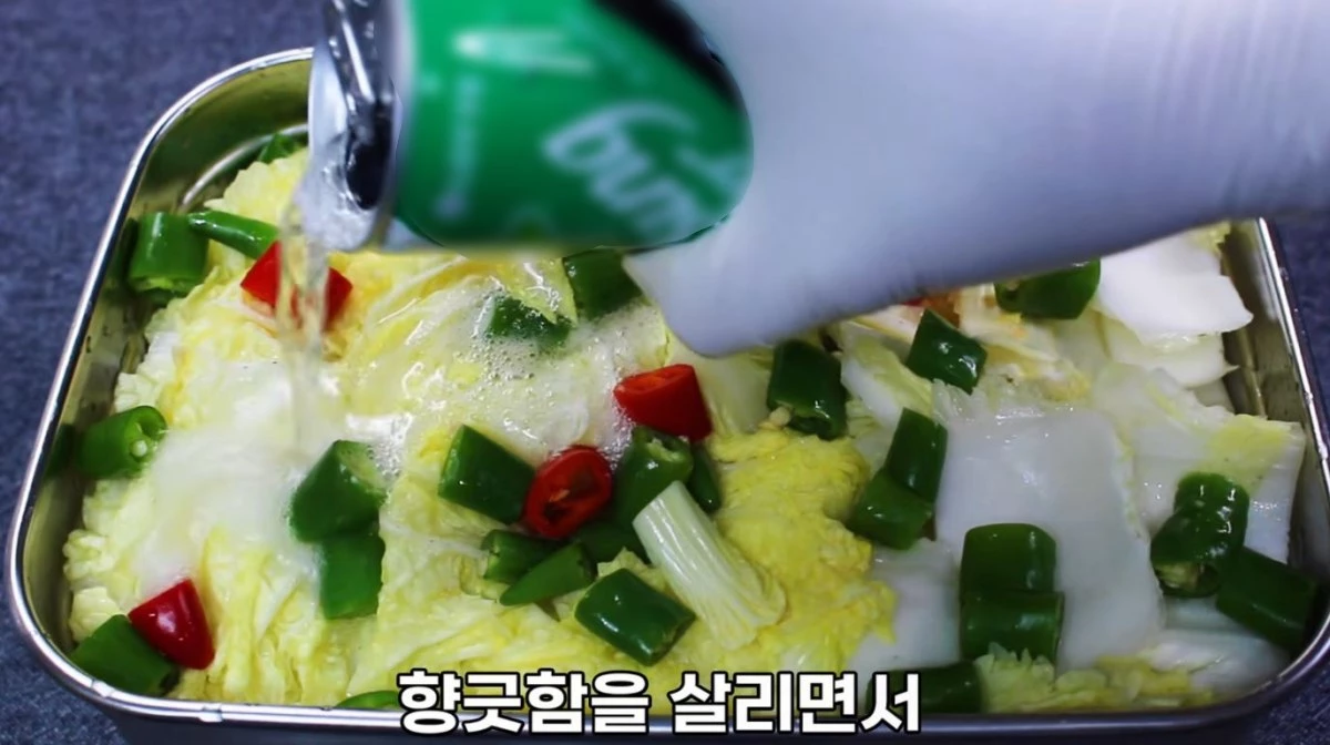 절임 알배추에 제로 사이다를 넣는 모습. / 유튜브 '집밥 korean home cooking'