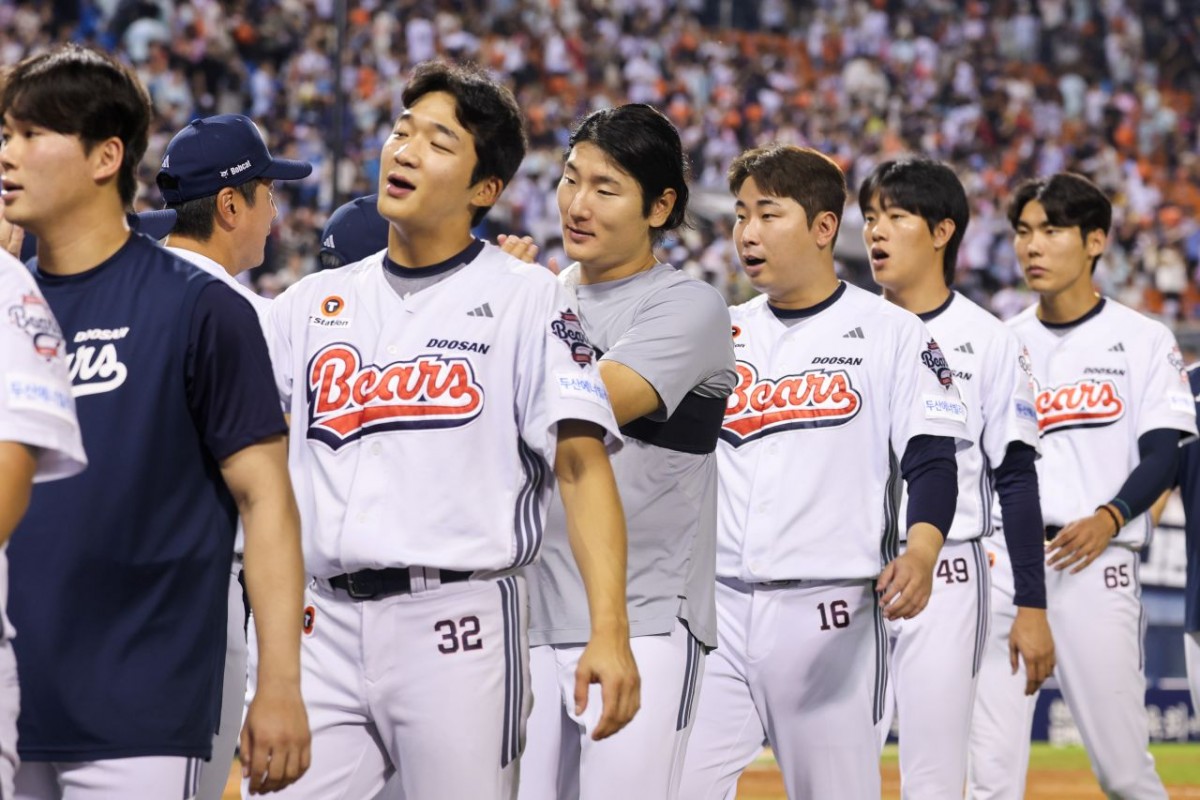지난 8월 23일 오후 서울 송파구 잠실야구장에서 열린 프로야구 '2026 신한은행 SOL KBO리그' 롯데 자이언츠와 두산 베어스의 경기에서 1-3으로 승리를 확정지은 두산 승리투수 곽빈이 코치진과 하이파이브를 하고 있다. / 뉴스1