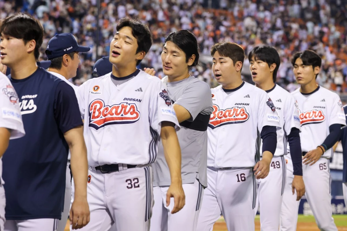 지난 8월 23일 오후 서울 송파구 잠실야구장에서 열린 프로야구 '2026 신한은행 SOL KBO리그' 롯데 자이언츠와 두산 베어스의 경기에서 1-3으로 승리를 확정지은 두산 승리투수 곽빈이 코치진과 하이파이브를 하고 있다. / 뉴스1