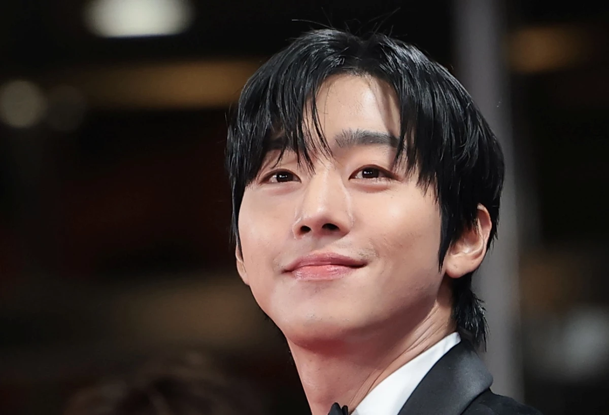 배우 안효섭이 지난해 서울 영등포구 KBS홀에서 열린 제46회 청룡영화상 시상식에 참석해 레드카펫을 밟고 있다. / 뉴스1