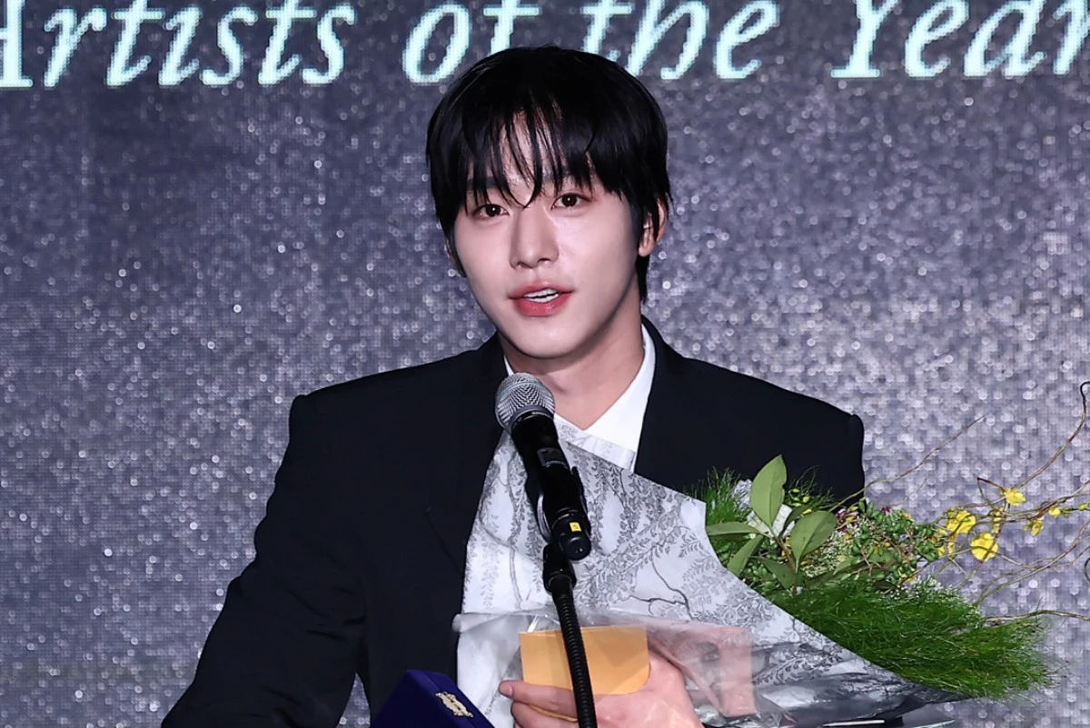 배우 안효섭이 지난해 서울 강덕구 고덕동 스테이지28에서 열린 제15회 아름다운예술인상 시상식에서 신인예술인 부문을 수상한 후 소감을 말하고 있다. / 뉴스1
