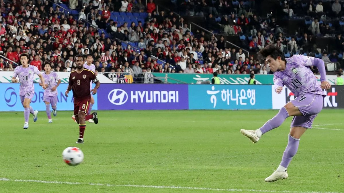지난 2일 울산 남구 문수월드컵경기장에서 열린 축구 국가대표팀 평가전 대한민국과 베네수엘라의 경기, 대한민국 이동경이 슛을 하고 있다 / 뉴스1