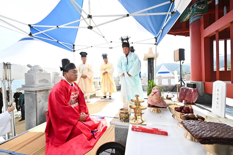 벽산 김도현 선생 도해순국 112주기 추모행사에서 초헌관을 맡은 조주홍 영덕군수. / 영덕군