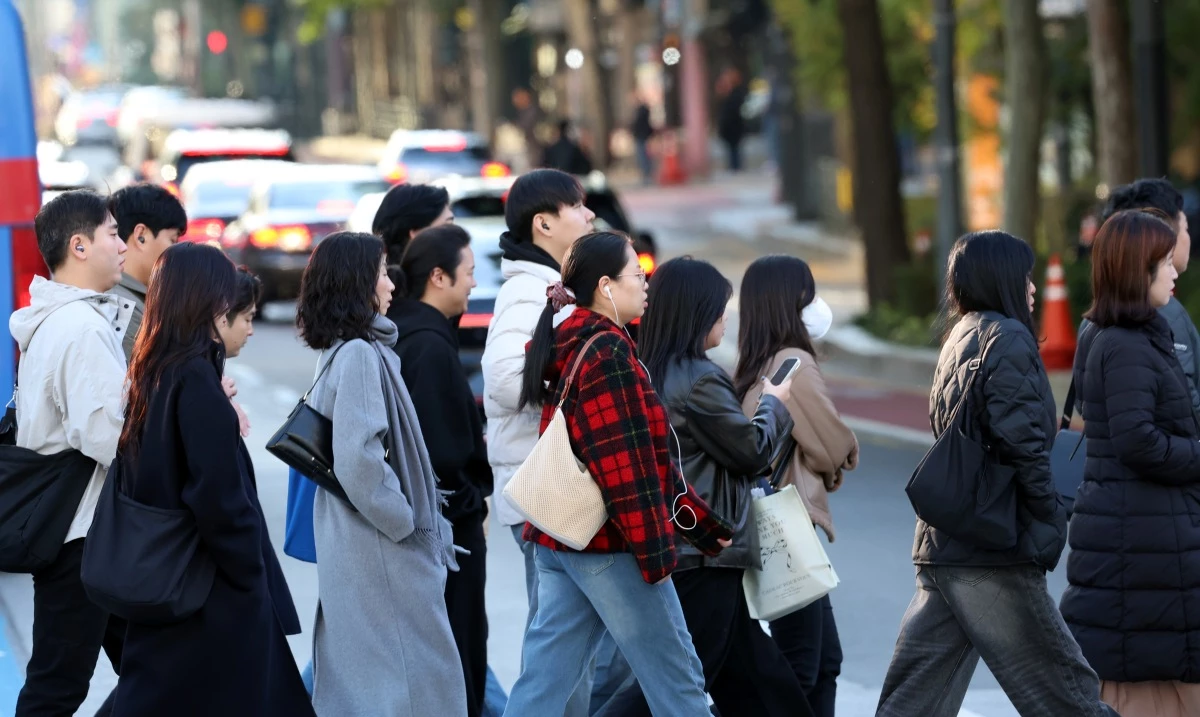 출근길 추위가 찾아온 가운데 서울 광화문 네거리에서 시민들이 잔뜩 움츠린 채 이동하고 있다. / 뉴스1