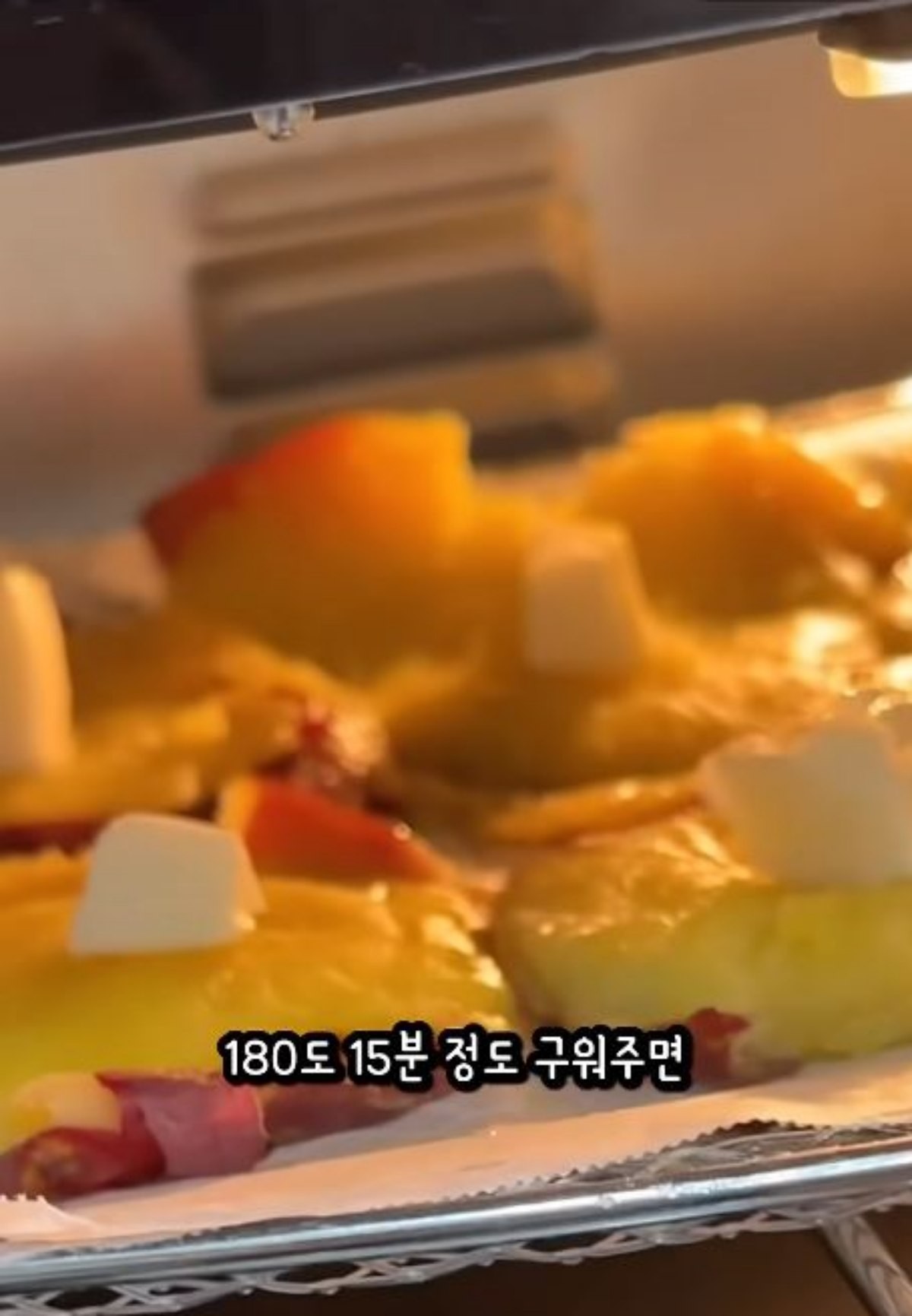올리브유에 버터까지 올린 고구마를 에어프라이기에 180도로 15분 구워준다. / 유튜브 'Twomen Kitchen'