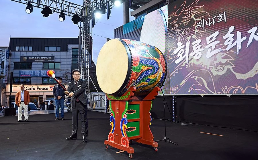 김원기 시장이 10월 9일 의정부시청 앞 평화의 광장 일원에서 열린 ‘제41회 회룡문화제’에서 타고하고 있다