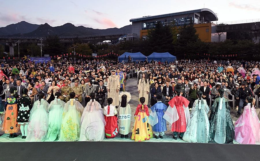 10월 9일 ‘제41회 회룡문화제’에서 펼쳐진 ‘한글 패션쇼’ 현장 모습