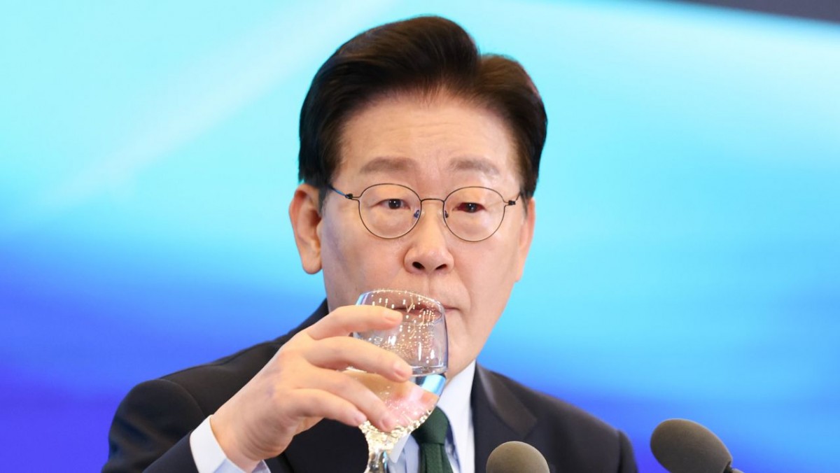 이재명 대통령이 지난 7일 서울 시내 한 회의장에서 열린 한국형 녹색대전환(K-GX) 전략 국민보고회에서 물을 마시고 있다. / 뉴스1