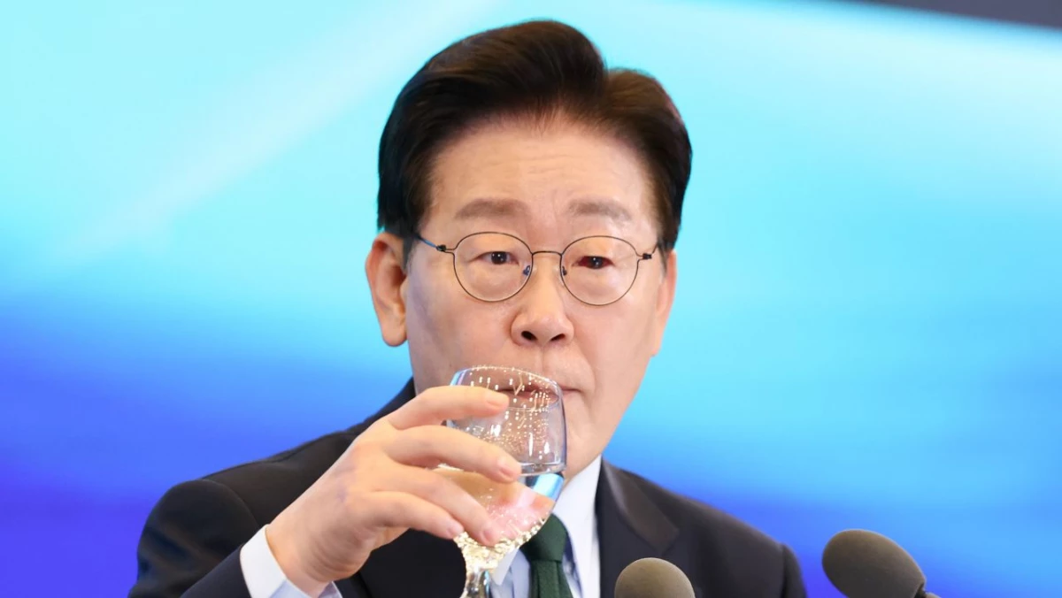 이재명 대통령이 지난 7일 서울 시내 한 회의장에서 열린 한국형 녹색대전환(K-GX) 전략 국민보고회에서 물을 마시고 있다. / 뉴스1