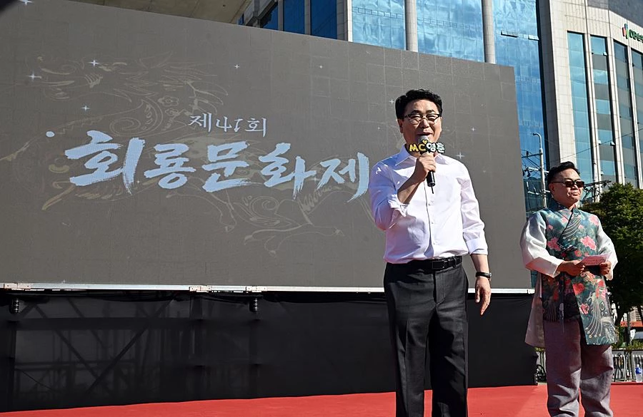 김원기 시장이 10월 9일 의정부시청 앞 평화의 광장 일원에서 열린 ‘제41회 회룡문화제’에서 인사말을 하고 있다