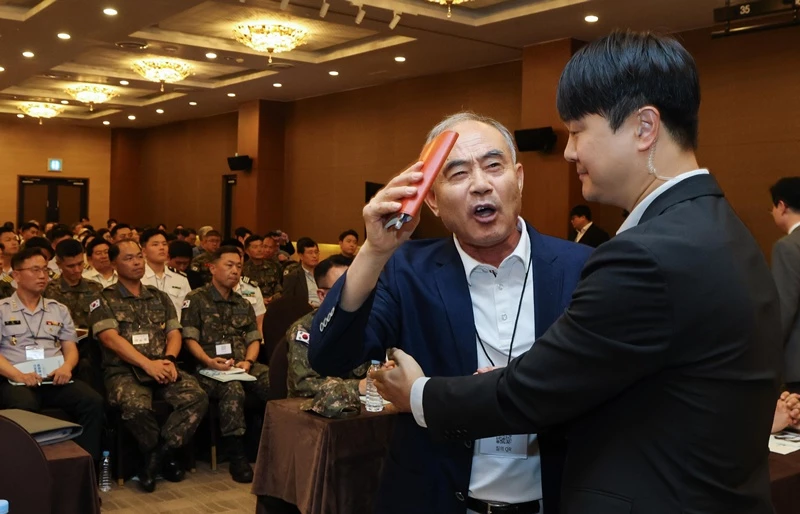 국군사관학교 공청회서 발언권 요구하는 예비역 육군대령 / 뉴스1