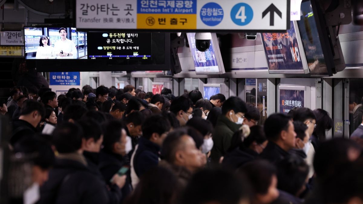 “내가 먼저 앉았는데”… 지하철 만삭 여성에게 막말한 젊은 남성, 무슨 일?