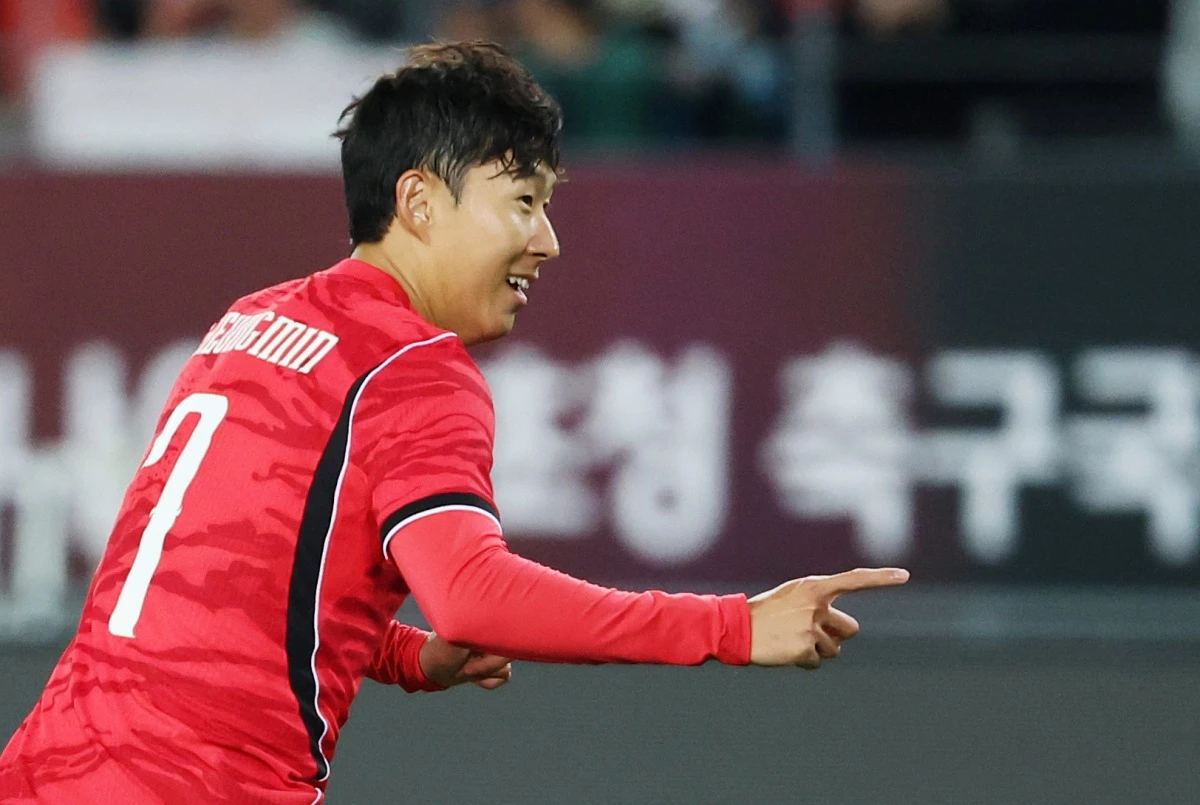 지난 6일 경기 용인시 처인구 용인미르스타디움에서 열린 축구 국가대표 평가전 대한민국과 우즈베키스탄의 경기, 손흥민이 전반 5분 프리킥 득점을 성공시킨 후 기뻐하고 있다. / 뉴스1