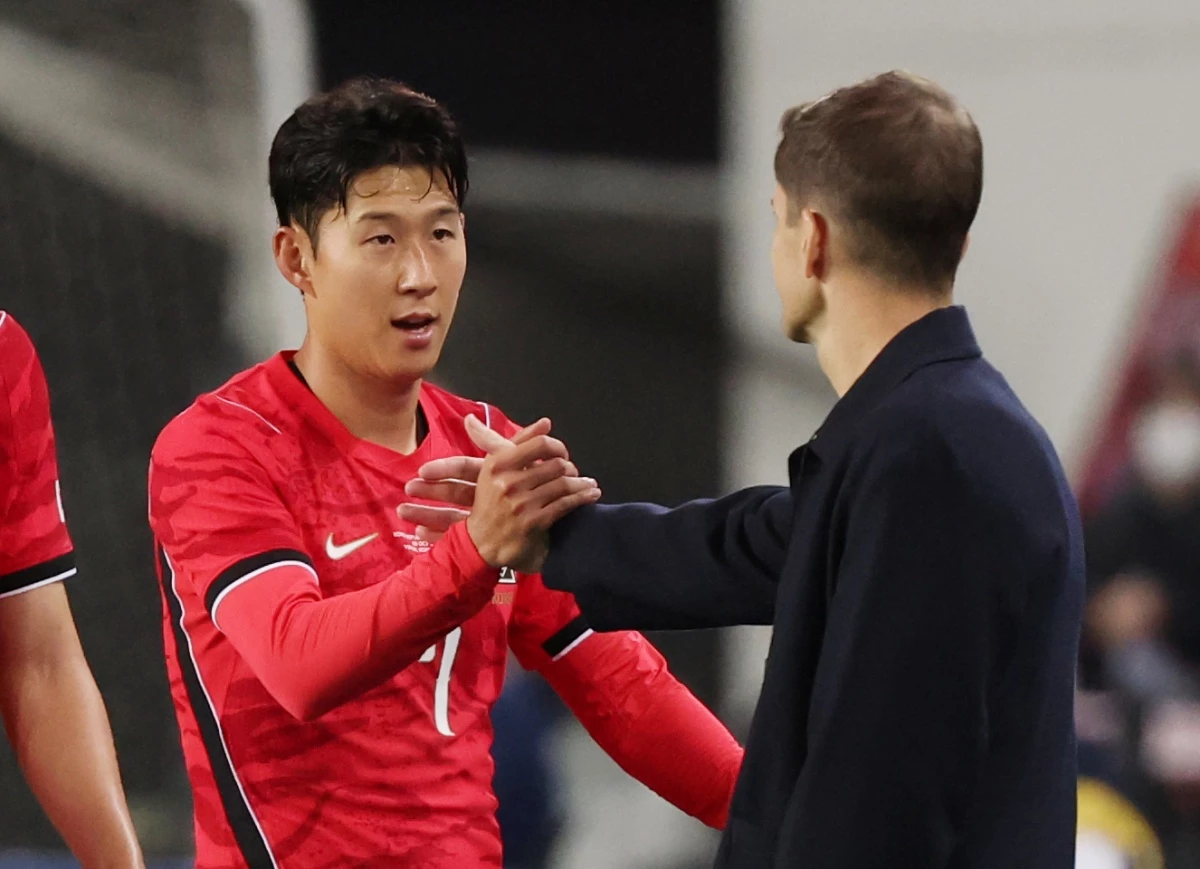 지난 6일 경기 용인시 처인구 용인미르스타디움에서 열린 축구 국가대표 평가전 대한민국과 우즈베키스탄의 경기, 손흥민이 교체 후 필드를 나가며 모레노 감독의 격려를 받고 있다. / 뉴스1