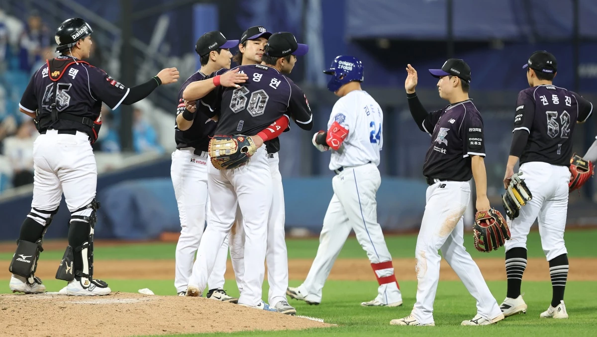 지난 12일 오후 대구 삼성라이온즈파크에서 열린 프로야구 '2026 신한SOL KBO리그' KT 위즈와 삼성 라이온즈의 경기, 4대 2 승리를 거둔 KT 선수들이 기쁨을 나누고 있다. / 뉴스1