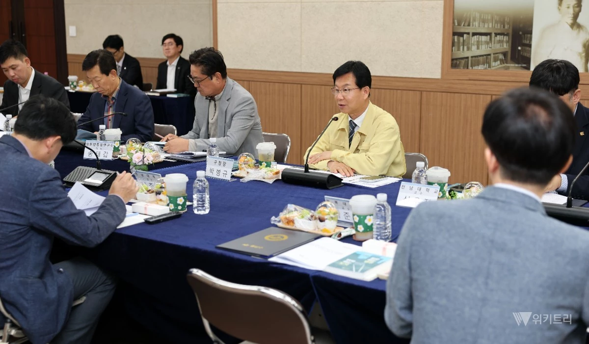 박병규 광산구청장이 12일 구청 2층 상황실에서 열린 정책기획단 회의에서 발언하고 있다. / 광주시 광산구