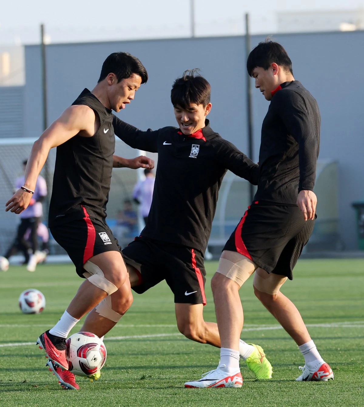 2023 아시아축구연맹(AFC) 카타르 아시안컵 호주와의 8강전을 앞두고 있던 대한민국 축구대표팀 황희찬(왼쪽부터), 황인범, 김민재가 2024년 카타르 도하 알 에글라 트레이닝 센터에서 훈련을 하고 있다. / 뉴스1