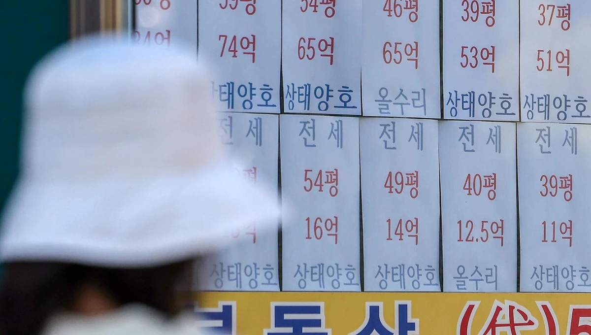 7일 서울 시내 한 공인중개사무소에 아파트 전세 매물 안내문이 붙어져 있다. / 뉴스1