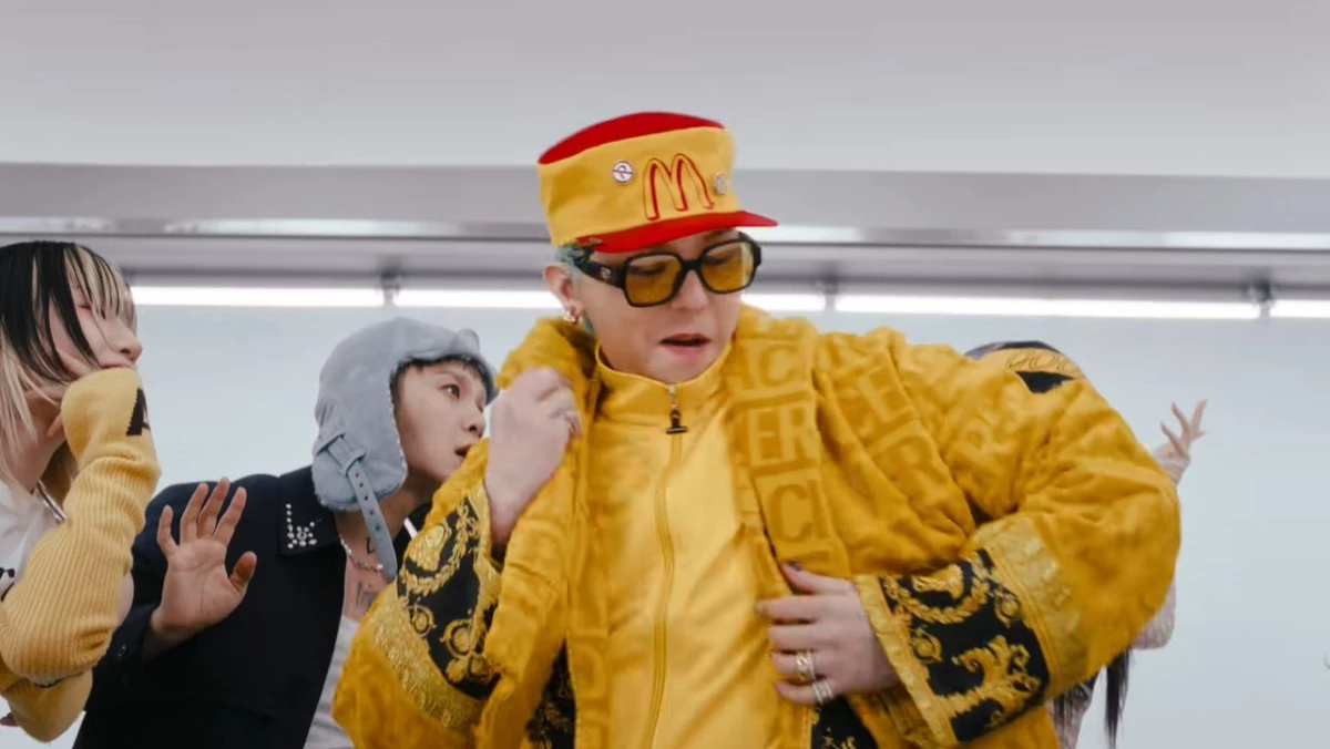 지드래곤이 'TOO BAD' 뮤직비디오에서 맥도날드 굿즈를 착용하고 있는 모습 / 유튜브 'OfficialGDRAGON'