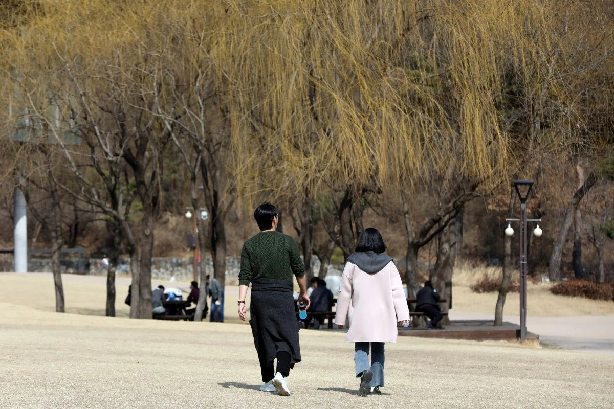 서울 강북구 북서울꿈의숲에서 시민들이 산책을 하고 있다 / 뉴스1
