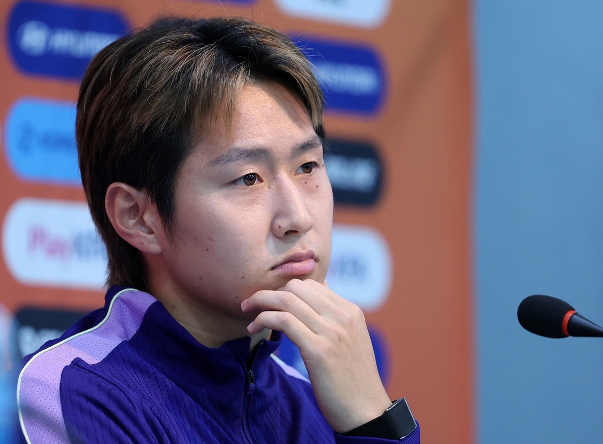 대한민국 축구대표팀 이강인이 우루과이와의 평가전을 앞두고 서울 마포구 서울월드컵경기장에서 훈련 전 공식 기자회견에 참석해 취재진 질문을 듣고 있다. 기사 이해를 돕기 위한 자료 사진 / 뉴스1