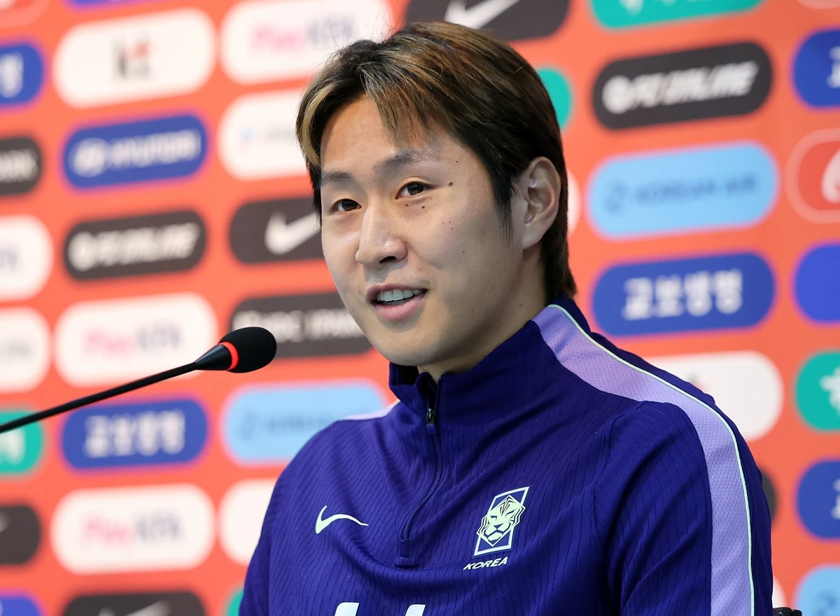 최근 대한민국 축구대표팀 불화설이 촉발되자 이강인 관련 루머가 빠르게 확산하고 있다. 그러자 이강인 측이 공식 입장을 내고 강력 대응 계획을 밝혔다.  이강인 측 더블랙레이블은 13일 낸 '이강인 선수 관련 공식 입장 안내'라는 입장문에서 '최근 온라인을 중심으로 이강인 선수와 관련해 사실과 다른 내용이 무분별하게 확산되고 있는 것을 확인했다'라며 '현재 거론되고 있는 일련의 내용들은 이강인 선수와 무관하며 사실무근임을 분명히 밝힌다'라고 했다. / 뉴스1