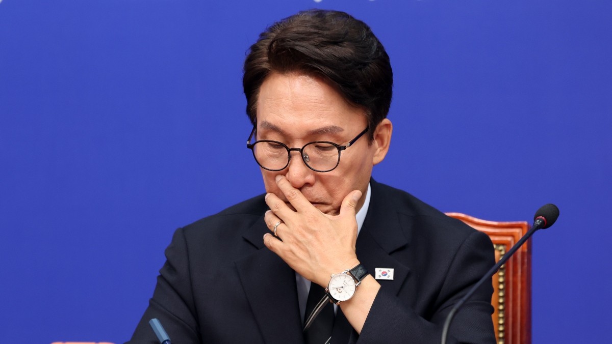 김민석 더불어민주당 대표가 12일 오전 서울 여의도 국회에서 열린 최고위원회의에서 생각에 잠겨 있다. / 뉴스1