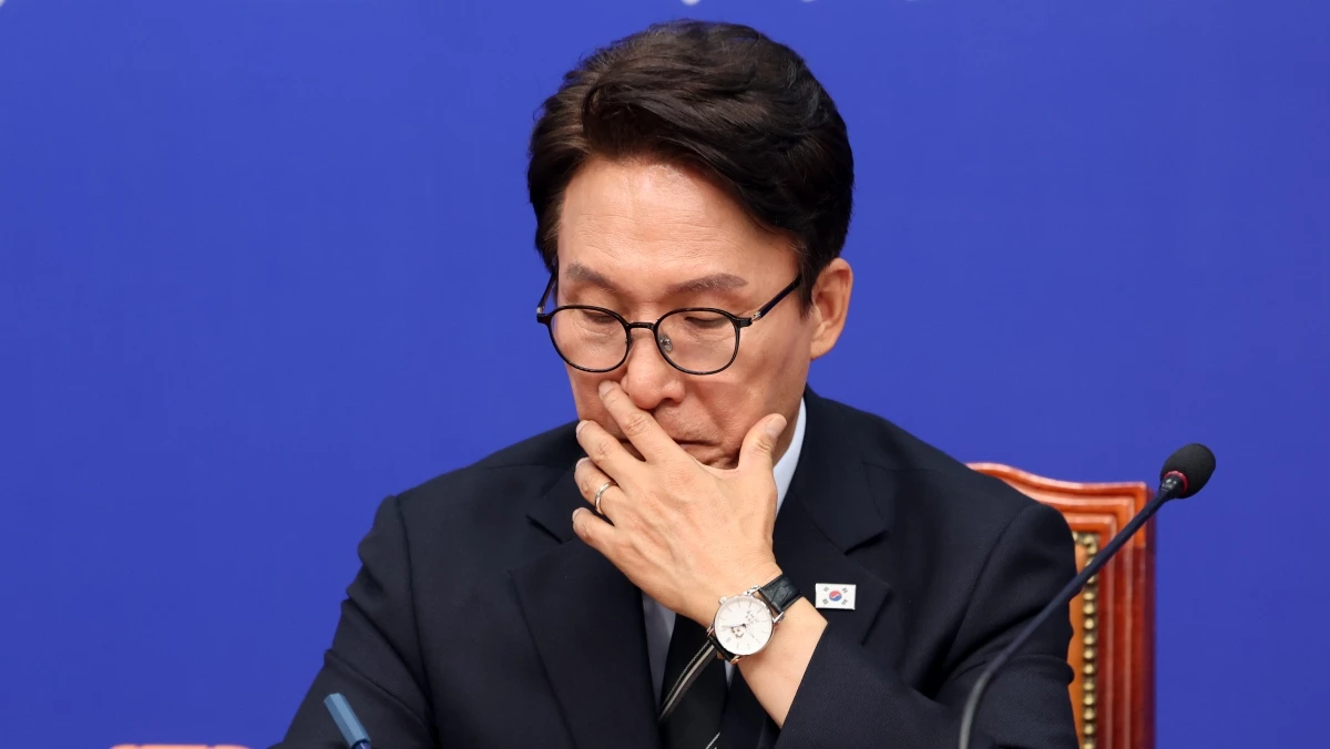 김민석 더불어민주당 대표가 12일 오전 서울 여의도 국회에서 열린 최고위원회의에서 생각에 잠겨 있다. / 뉴스1