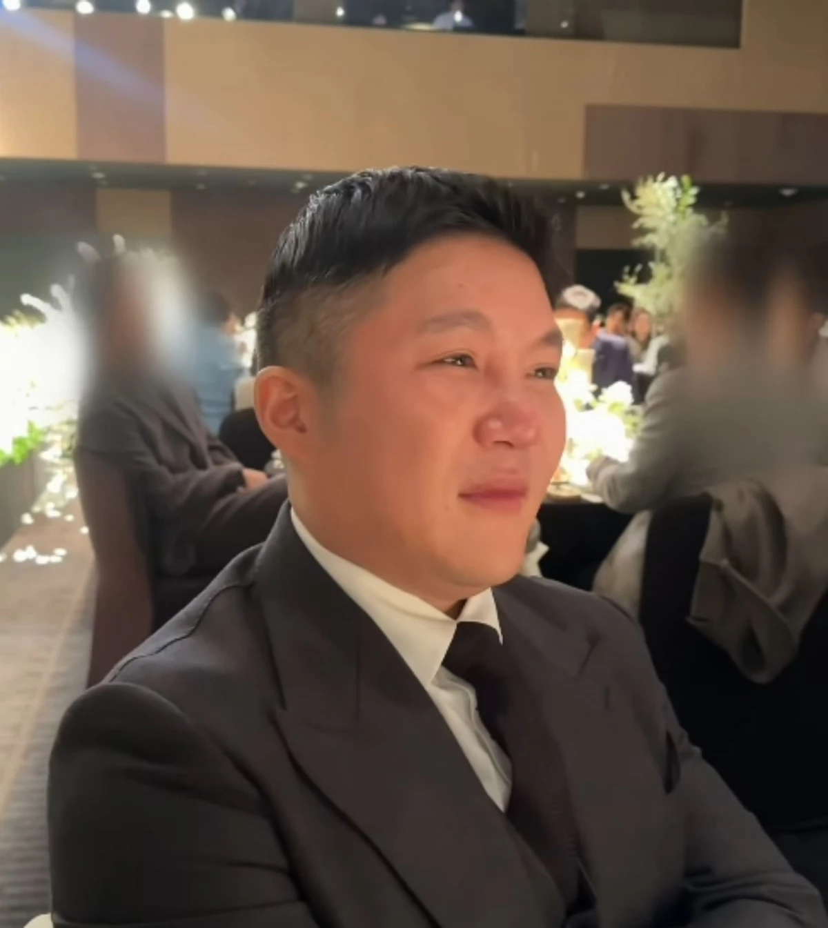 조세호가 결혼식에 참석해 눈물을 흘리고 있다. / SNS 캡처