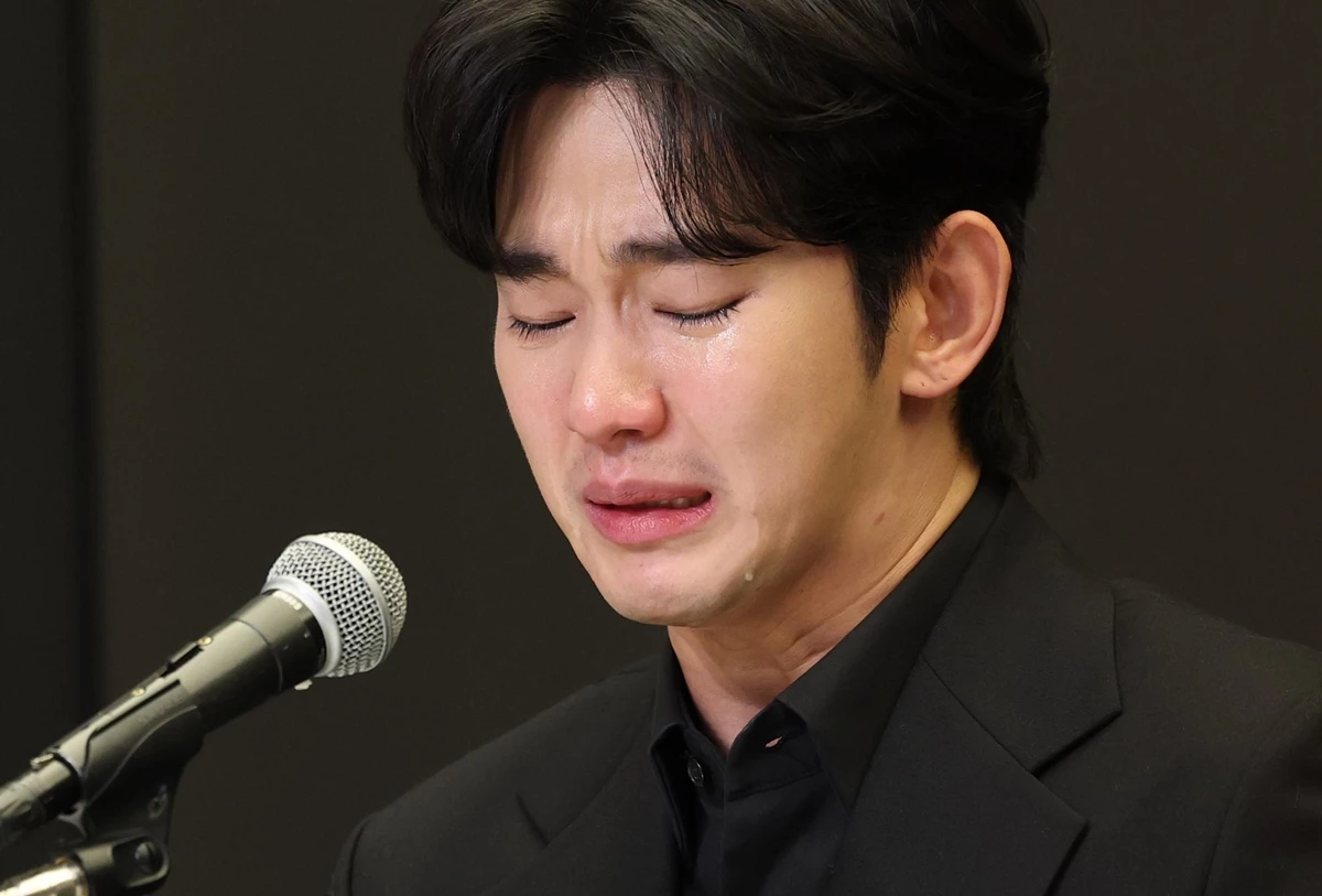 배우 김수현이 지난해 3월 31일 서울 마포구 스탠포트호텔에서 긴급 기자회견을 열고 고(故) 김새론이 미성년자일 때부터 교제했다는 의혹을 비롯한 각종 논란에 대해 입장을 밝히고 있다. / 뉴스1