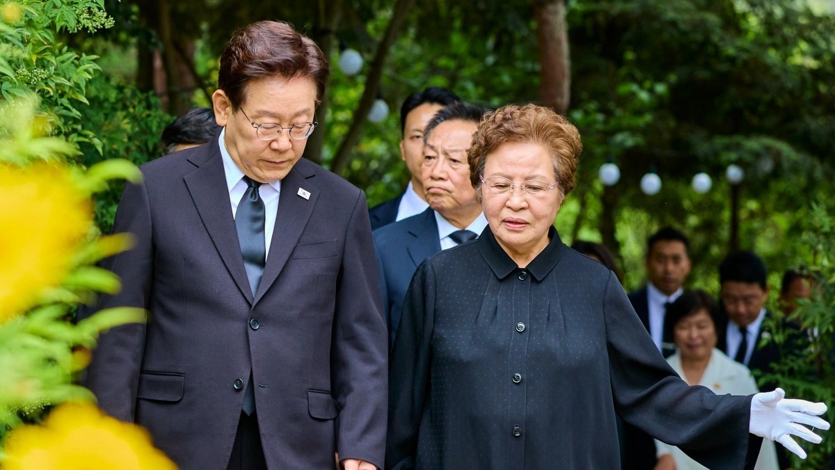 이재명 대통령과 권양숙 여사. / 청와대-뉴스1