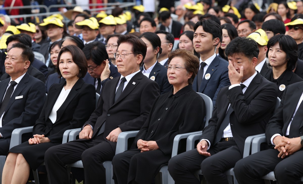이재명 대통령과 김혜경 여사, 권양숙 여사가 지난 5월 23일 경남 김해시 봉하마을에서 열린 故 노무현 전 대통령 서거 17주기 추도식에 참석해 있다. / 청와대통신사진기자단-뉴스1
