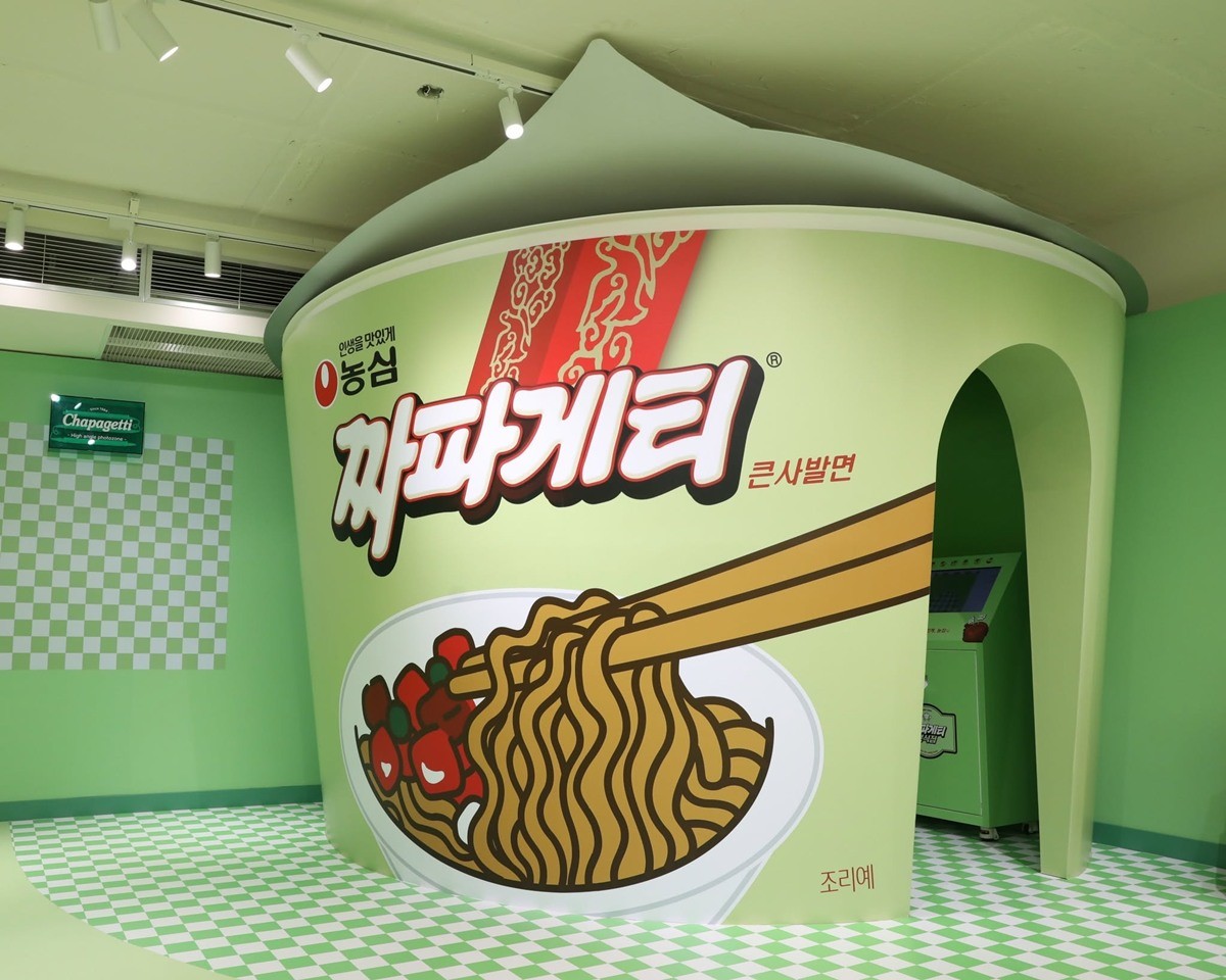짜파게티 자료 사진. 기사 이해를 돕기 위한 자료 사진. 농심은 감바스의 풍미를 접목한 봉지면 신제품 '감바스짜파게티'를 오는 27일 출시한다고 최근 밝혔다. 짜파게티 특유의 굵은 면발에 새우맛볼과 올리브 맛 플레이크, 튀김 마늘을 더해 감바스의 맛과 식감을 살렸다고 농심은 설명했다. 이번 신제품 출시와 관련해 농심 관계자는 '소비자의 아이디어에서 출발한 '감바스짜파게티'를 통해 익숙한 짜파게티의 색다른 매력을 간편하게 즐길 수 있을 것'이라고 밝혔다. / 농심 페이스북