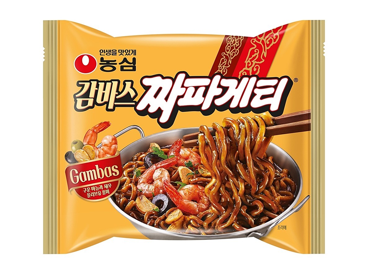 농심이 선보인 신제품 '감바스짜파게티'. 농심은 감바스의 풍미를 접목한 봉지면 신제품 '감바스짜파게티'를 오는 27일 출시한다고 최근 밝혔다. 짜파게티 특유의 굵은 면발에 새우맛볼과 올리브 맛 플레이크, 튀김 마늘을 더해 감바스의 맛과 식감을 살렸다고 농심은 설명했다. 농심에 따르면 이번 신제품은 농심이 지난해 개최한 소비자 참여 행사 '짜파게티 요리사 대회'에서 1위를 차지한 같은 이름의 레시피를 상품화했다. 농심이 선보인 신제품 '감바스짜파게티'는 오는 27일 이마트에서 먼저 출시되며 이후 판매 채널을 확대할 예정이다. / 농심 제공