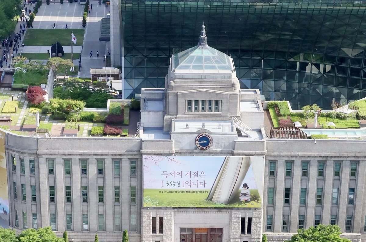 서울시 자료 사진. 기사 이해를 돕기 위한 자료 사진. 서울시는 누수를 최초 신고한 시민에게 3만 원 상당 상품권을 지급하는 '상수도 누수 신고 포상 제도'를 적극 활용해 달라고 최근 밝혔다. 도로나 보도블록 틈 사이로 물이 솟아오르거나 상수도 맨홀 주변에서 물이 흘러나오는 등 누수가 의심되는 현상을 발견하면 120다산콜센터나 관할 수도사업소로 전화해서 신고하면 된다고 서울시는 밝혔다. 실제 상수도관 누수로 확인되고 해당 신고가 최초 신고로 인정되면 신고자에게는 3만 원 상당의 서울사랑상품권이 지급된다. 서울시는 누수를 조기에 발견하고 복구 시간을 단축하기 위해 2021년 6월 해당 포상 제도를 도입했다. / 뉴스1