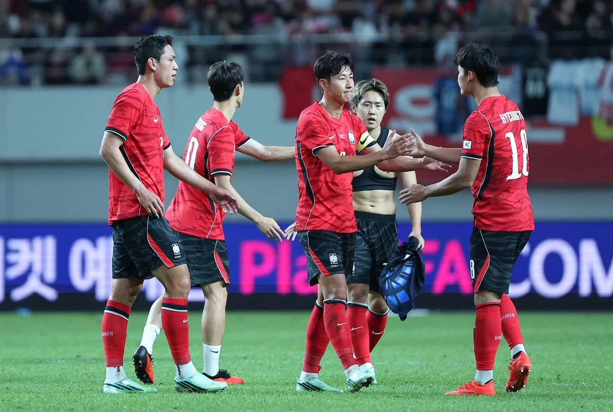 지난달 28일 서울 마포구 서울월드컵경기장에서 열린 축구 국가대표팀 평가전 대한민국과 우루과이의 경기에서 1-4로 패배한 대한민국 손흥민이 동료 선수들과 인사하고 있다 / 뉴스1