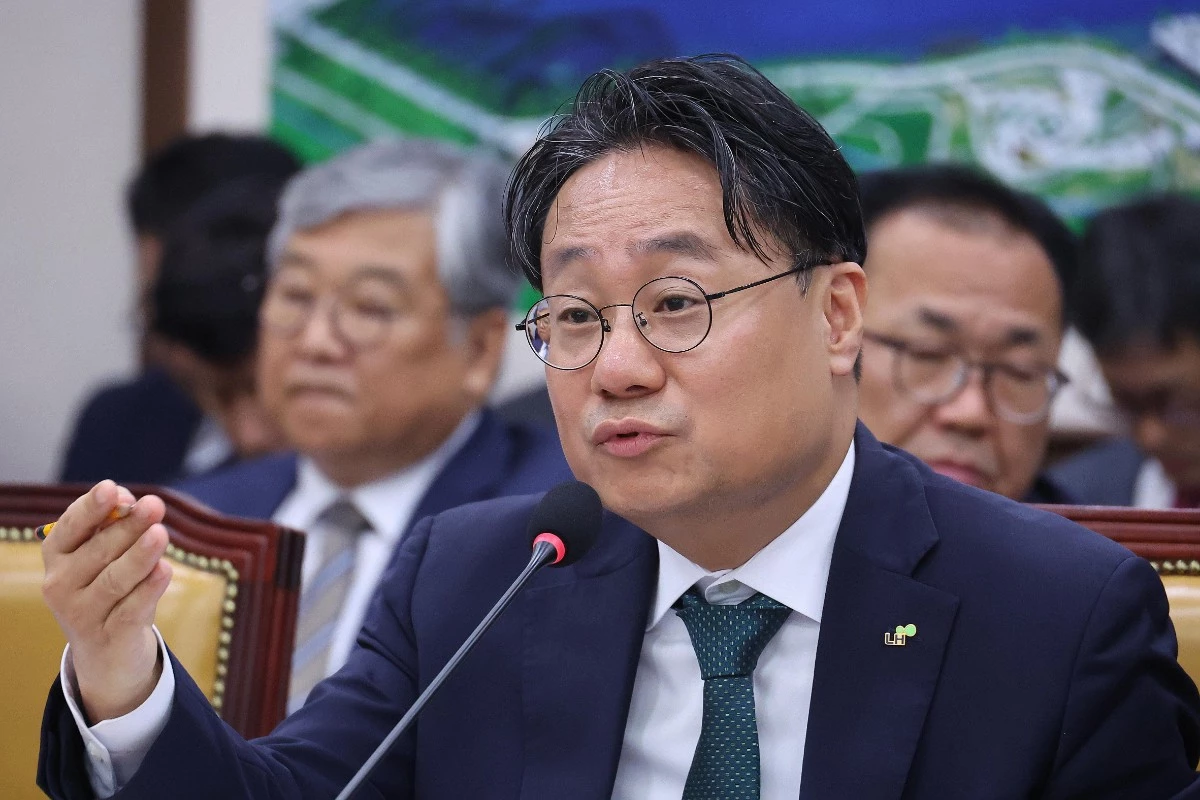 이성훈 한국토지주택공사 사장이 12일 서울 여의도 국회에서 열린 국토교통위원회의 한국토지주택공사 등에 대한 국정감사에서 의원 질의에 답변하고 있다. / 뉴스1