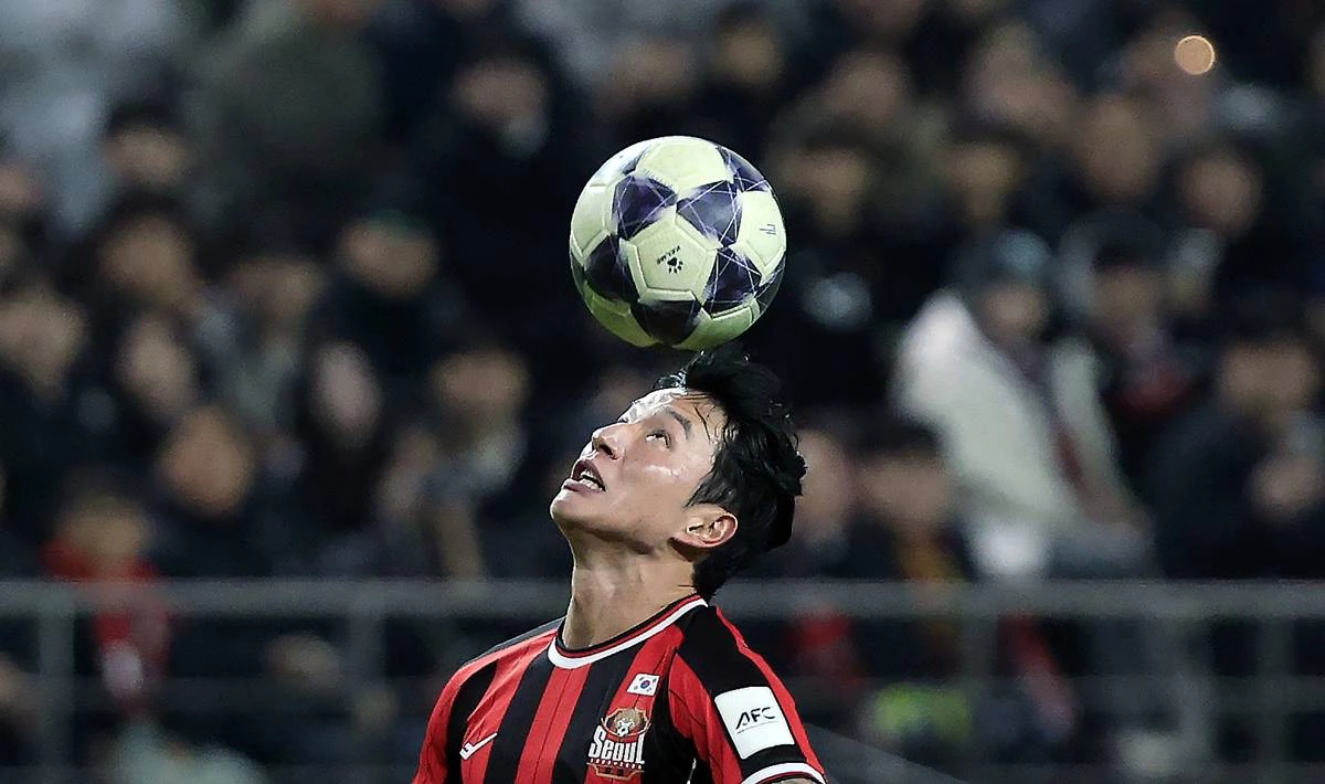 지난해 12월 10일 오후 서울시 마포구 월드컵로 서울월드컵경기장에서 열린 AFC 챔피언스리그 엘리트(ACLE) 2025/26 리그 스테이지 6차전 FC서울과 멜버른시티FC의 경기에서 서울 정승원이 패스를 받아 머리로 드리블을 하고 있다 / 뉴스1