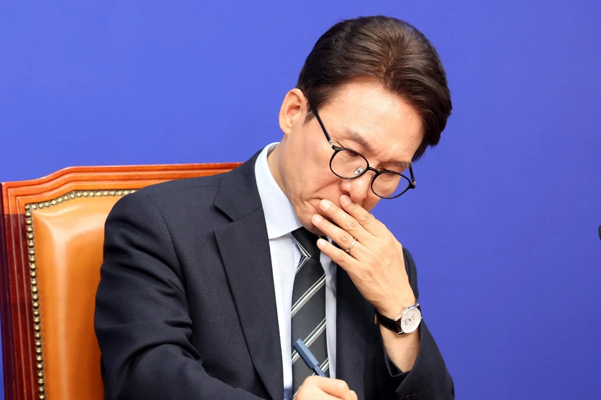 김민석 더불어민주당 대표가 12일 오전 서울 여의도 국회에서 열린 최고위원회의에서 생각에 잠겨 있다. / 뉴스1