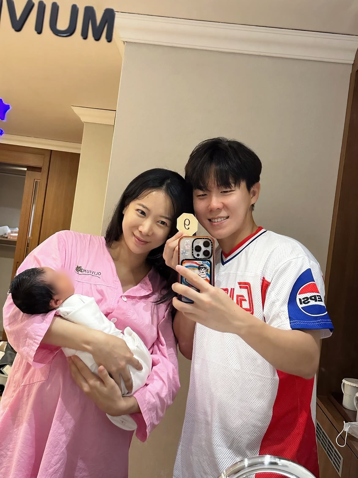 김한나와 그의 남편 김정석이 아이와 함께 다정한 가족 사진을 공개했다. / 김한나 인스타그램